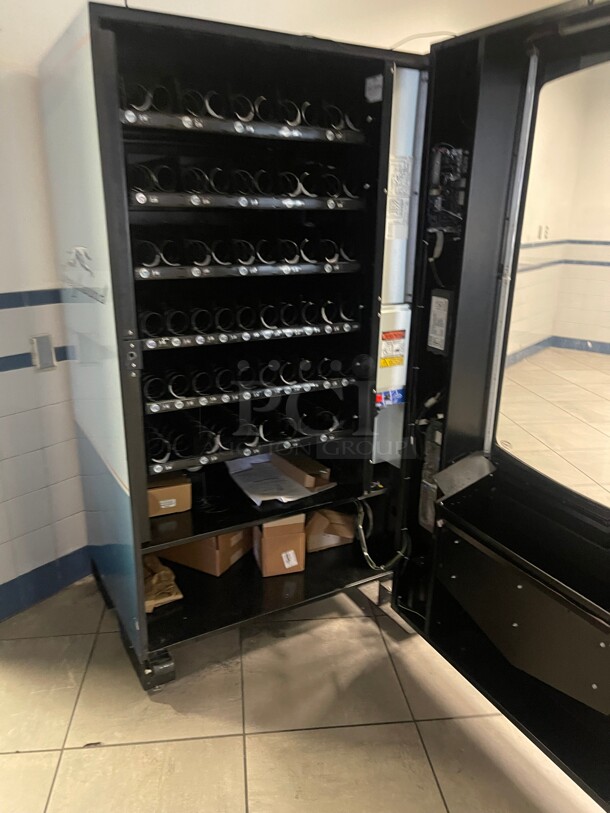 Money Maker! Seaga Infinity INF5S Commercial Snack Vending Machine Comes With CC Reader and Money Holder 115 Volt With Keys NSF Tested and Working! 40x37x72 - Image 8 of 8