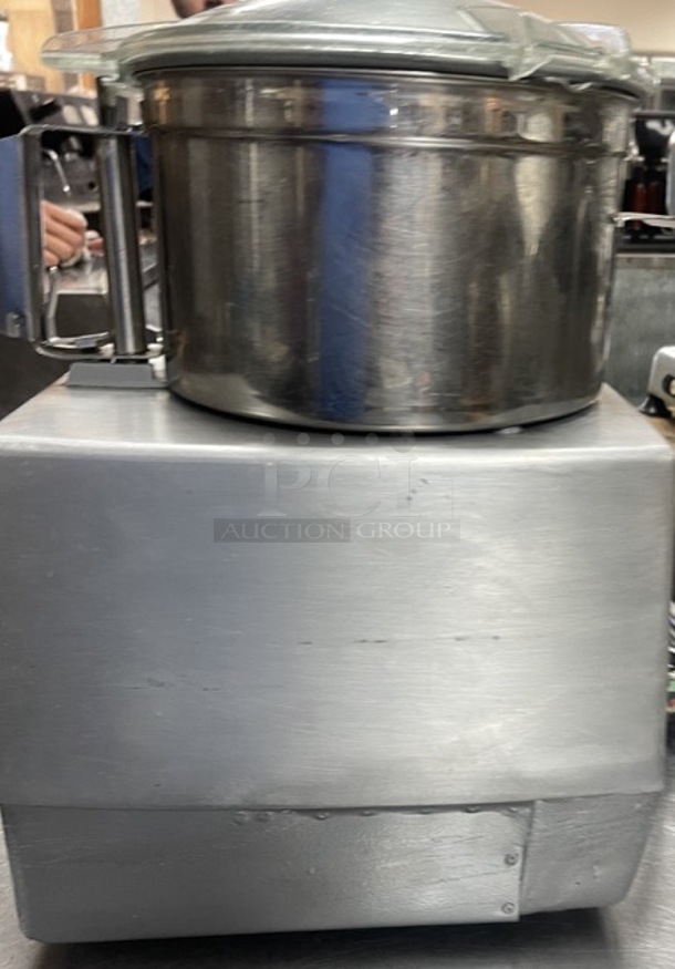 ROBOT COUPE R4n Series D HEAVY DUTY 5.5qt Food Processor.

Fully Tested and Working Condition - Image 9 of 11