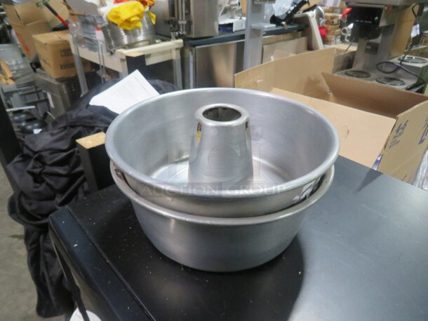 8X3 Aluminum Wear Ever Angel Food Cake Pan. #5207. 2XBID. - Image 1 of 2