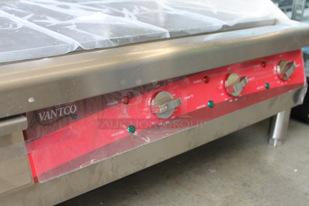 BRAND NEW SCRATCH AND DENT! Avantco 177EG30N Stainless Steel Commercial Countertop Electric Powered Flat Top Griddle w/ Thermostatic Controls. 208/240 Volts, 1 Phase. - Image 2 of 3