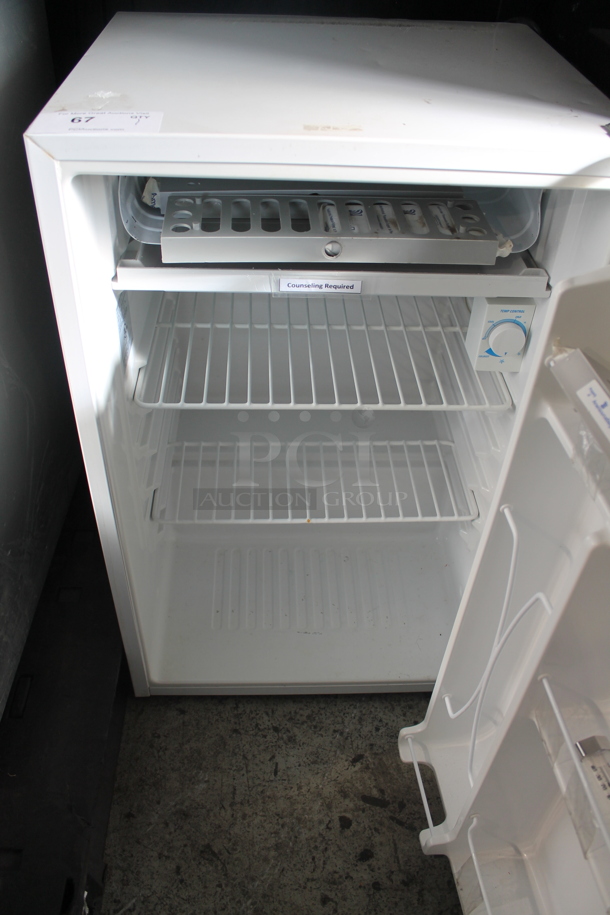 General Electric GMR04BANAWW Mini Cooler. 115 Volts, 1 Phase. Tested and Does Not Power On - Image 2 of 4