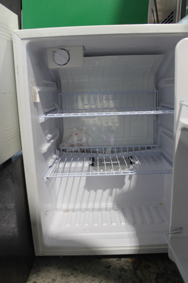 Indoff ARD244AW10R/L Metal Mini Cooler. 115 Volts, 1 Phase. Tested and Working! - Image 2 of 6