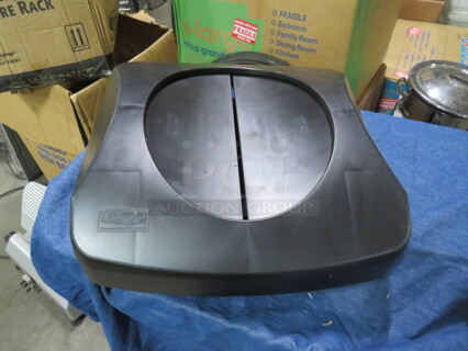 NEW Rubbermaid Black Swing Top Lid. 