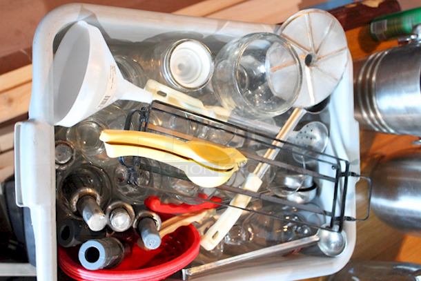 BUS TUB FULL OF MISC RESTAURANTWARE! - Image 10 of 12