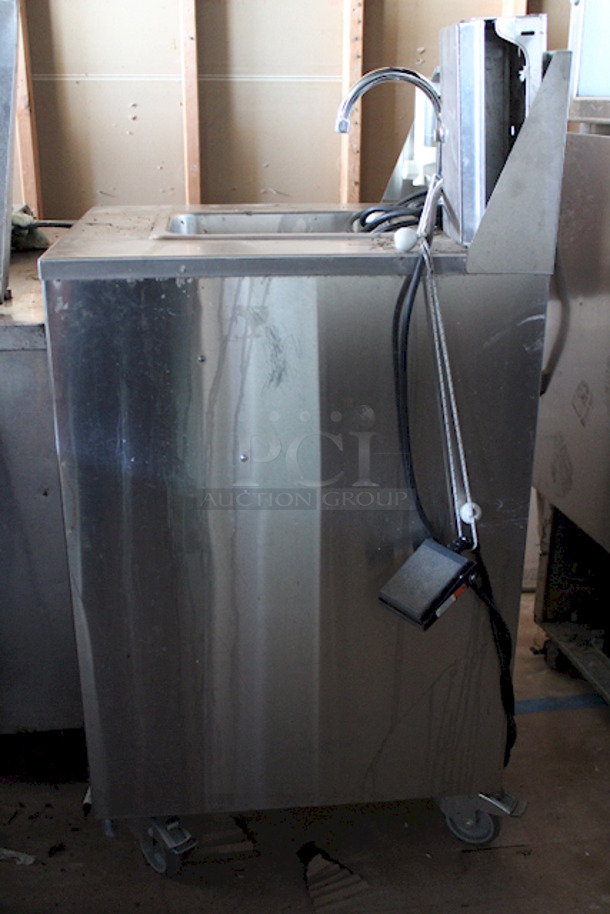 AMAZING! Crown Verity CV-PHS-4C Space Saver Single Bowl Cold Water Portable Hand Sink Cart, With Electric Pump & Hands Free Pump Saver Foot Pedal, Soap Dispenser Holder and Paper Towel Dispenser On Commercial Casters. Keys Not Included. 120v 25x24-1/4x47-3/4	 - Image 5 of 9