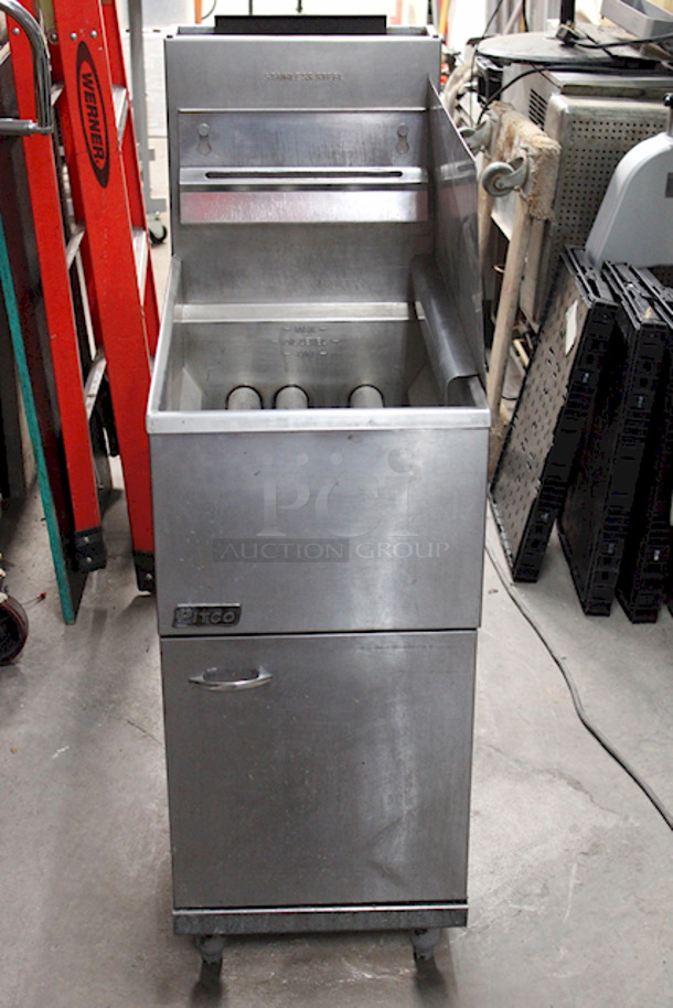 AMAZING! Pitco 35C+S Fryer, Gas, 35-40 lb. Oil Capacity, Stainless Steel Tank, Door, 90,000 BTU, 200-400 Degree Thermostatic Control, With Side Splash Guard. In Working Order. 15-1⁄8 x 30-9⁄32 x 47-9⁄32 in. 