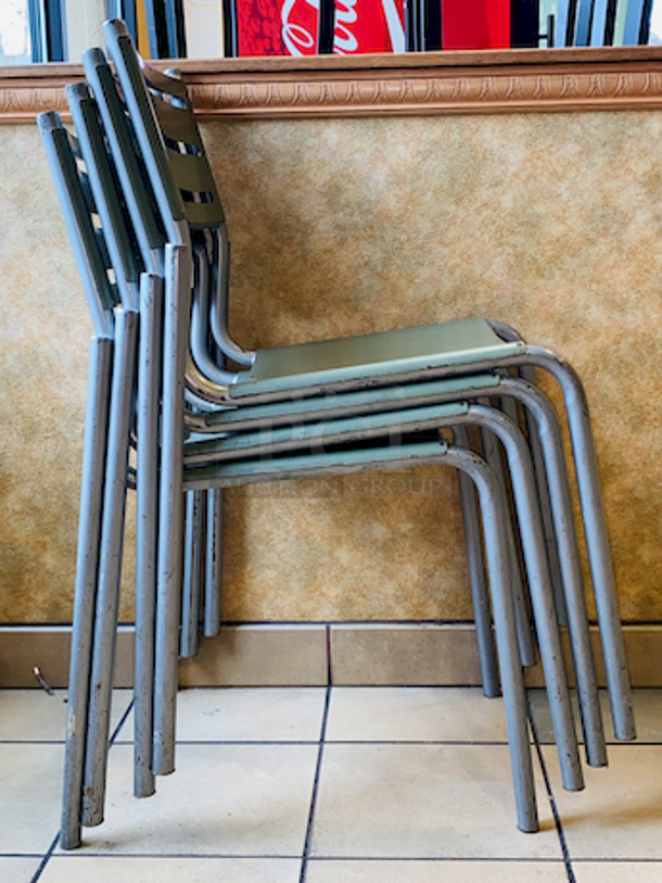 NICE! Group of 4 Outdoor Metal Chairs. 
19x23x34.

4x Your Bid.  - Image 1 of 5