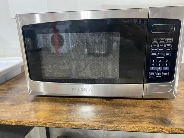 BRAND NEW Scratch & Dent Insignia microwave oven   - Image 2 of 4