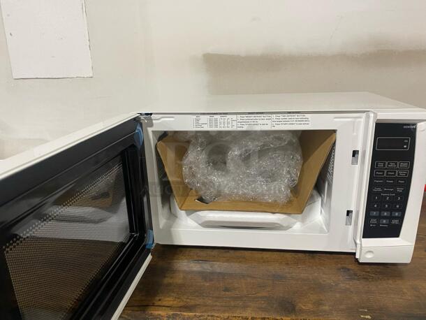 Brand new Scratch & Dent Insignia microwave oven  - Image 2 of 4