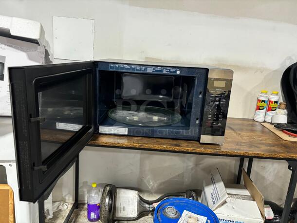 Samsung 24 Inch Wide 1.9 cu. ft. 950 Watt Free Standing Microwave with Sensor Cook - Image 3 of 6