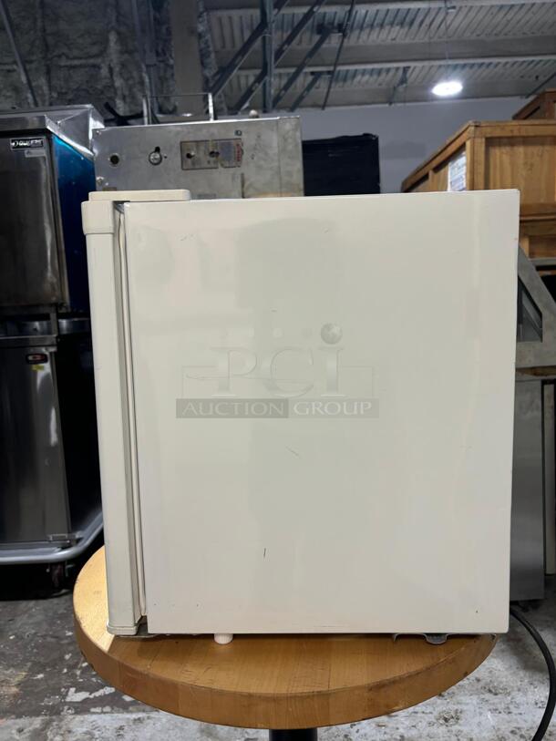 Frigidaire - 1.6 Cu. Ft. Mini Fridge - White
 - Image 2 of 5