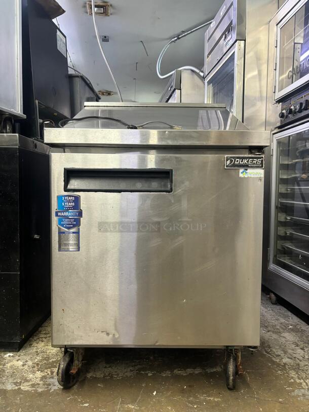 Dukers - DSP29 Commercial 29" Salad, Sandwich Food Prep Table Refrigerator Mega Top 6.6 cu.ft.
 - Image 5 of 5