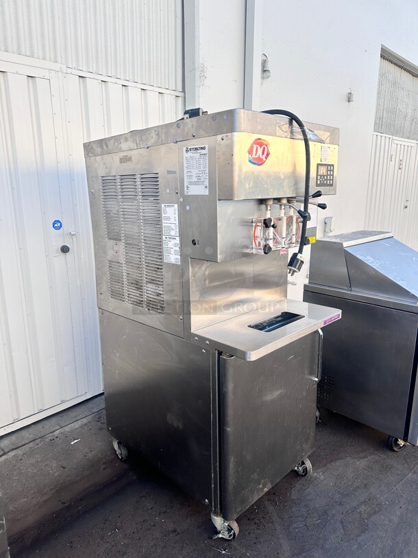 Stoelting U431 Pressure-Fed Twin Twist Soft Serve/Frozen Yogurt Machines 220 Volt 1 phase Working - Image 5 of 10