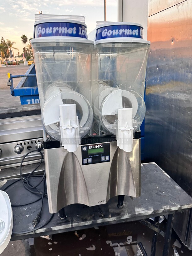 Bunn 58000.0015 Ultra 2 White and Stainless Steel Double 3 Gallon Slushy Machine - 120V Tested and Working - Image 8 of 8