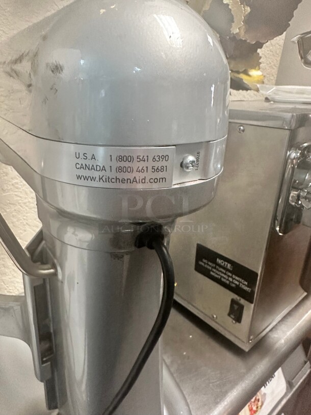 Working Kitchen Aid Professional 600™ Series 6 Quart Bowl-Lift Stand Mixer 115 Volt  - Image 8 of 8