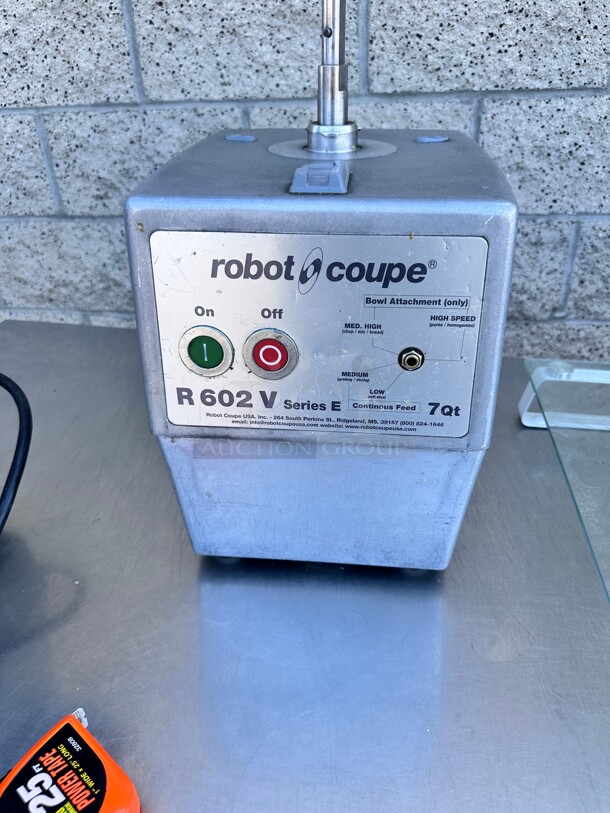 Robot Coupe R602VV Combination Continuous Feed Food Processor with 7 Qt. Only The Base - Image 4 of 9