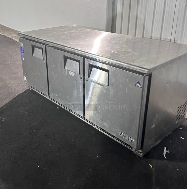 Late Model Everest Refrigeration ETBR3 71.125 Inch Three Section Back Mount Undercounter Refrigerator 22 Cubic Feet 115 Volt Working - Image 8 of 8