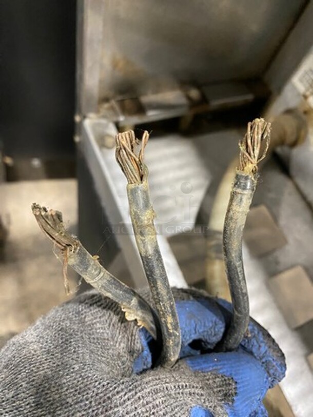 Bakers Pride Commercial Electric Powered Single Deck Convection Oven! With View Through Doors! Metal Oven Racks! All Stainless Steel! On Legs! Model: GDCO11E SN: 555341303013 208V 60HZ 3 Phase - Image 8 of 8