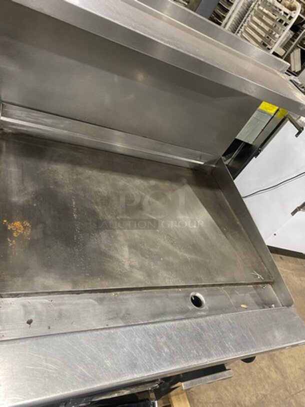 WOW! Vulcan Commercial Natural Gas Powered Flat Top Griddle With 2 Burner! Flat Griddle Has Side Splashes! With Raised Back Splash And Salamander Shelf! With Oven Underneath! All Stainless Steel! On Casters! Model: 48C2B36GN SN: 650094075 - Image 4 of 8