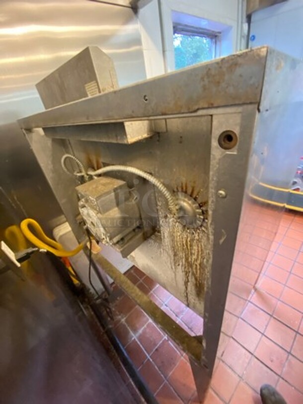 Blodgett Commercial Natural Gas Powered Convection Oven! With View Through Doors! Metal Oven Racks! All Stainless Steel! On Legs! WORKING WHEN REMOVED! - Image 3 of 7