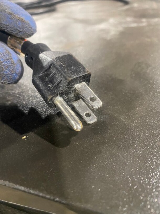 Nice! Late Model! 2019 Manitowoc Commercial AIR COOLED Ice Maker! On Ice Bin! All Stainless Steel! 115V 1 Phase! Model IYT0450A161 Serial 1120525005!  - Image 9 of 9