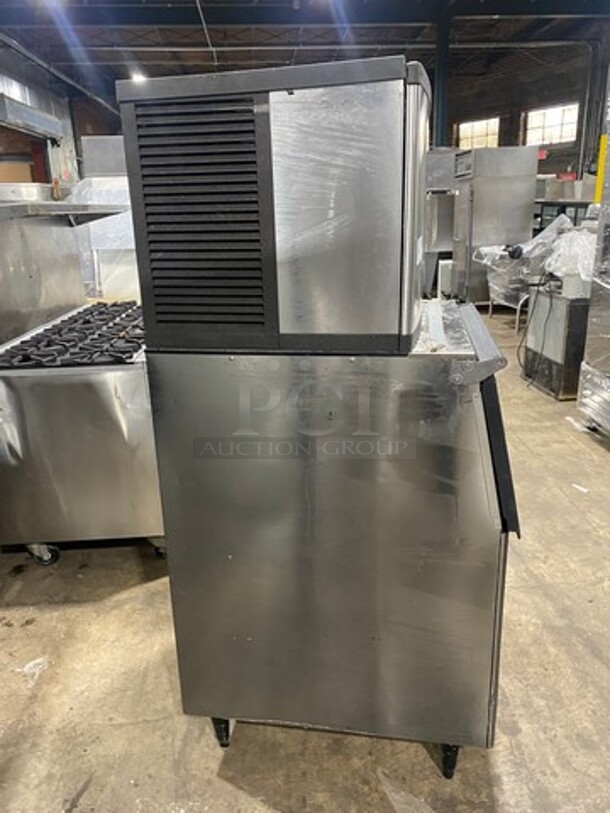 Manitowoc Commercial Ice Maker Machine! With Commercial Ice Bin! All Stainless Steel! On Legs! Model: QD0452A SN: 030964976 115V 60HZ 1 Phase - Image 3 of 7