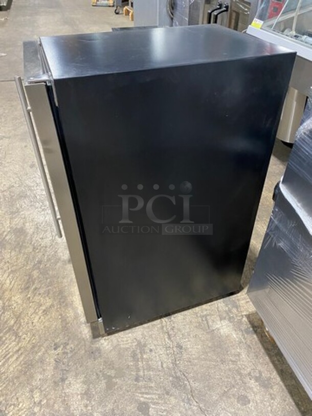 NEW! OUT OF THE BOX! SCRATCH-N-DENT! Danby Undercounter Ice Maker! 32LB Ice Capacity! Model: DIM32D1BSSPR - Image 2 of 10