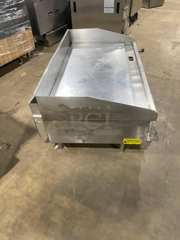 Awesome! Lang Commercial Countertop Natural Gas Powered Mirror Shine Polish Top Flat Top Griddle! With Back And Side Splashes! All Stainless Steel! On Small Legs! MODEL 2448SCNATSH - Image 3 of 10
