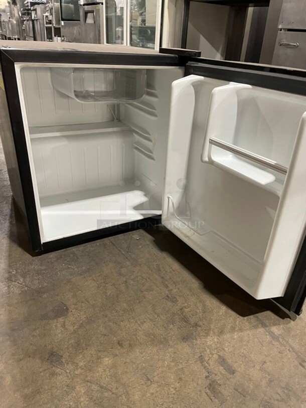 Ever Chill Countertop Single Door Reach-in Refrigerator! With Mini Freezer Compartment! 115V! Model: BC-46 SN: 1102000173!   - Image 5 of 9