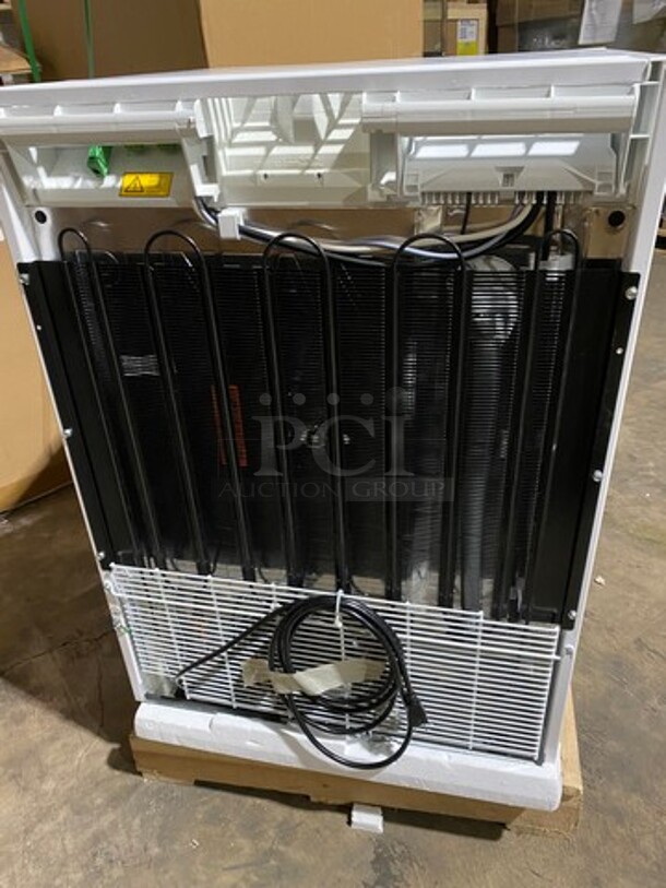 NICE! SCRATCH-N-DENT! Liebherr Commercial Undercounter/ Countertop Single Door Freezer! With Poly Shelves! Model: LFBFS05W1HC SN: 840290067 115V - Image 4 of 11