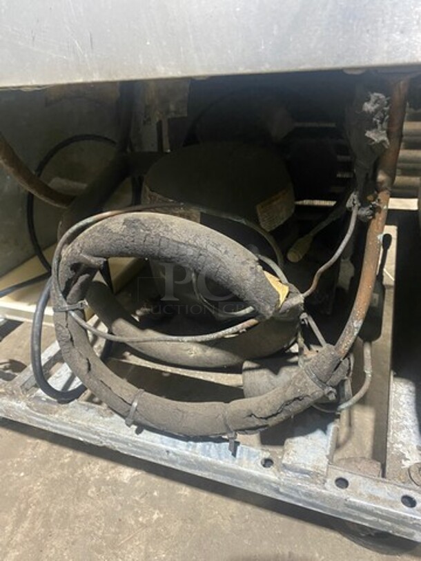 True Commercial Single Door Reach In Refrigerator! Solid Stainless Steel! On Casters! Model: T23 SN: 14473535 115V 60HZ 1 Phase - Image 9 of 10