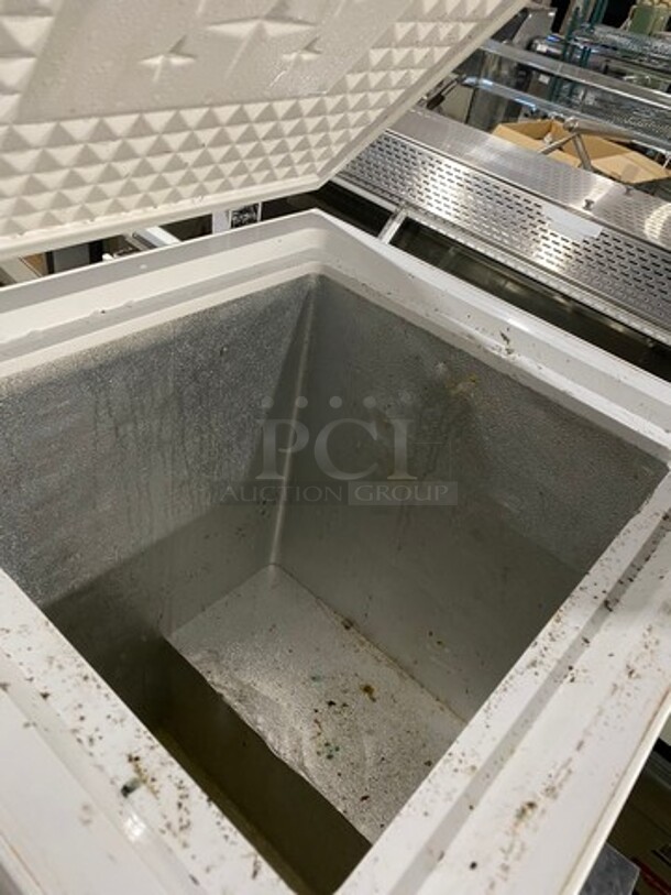 Insignia Commercial Reach Down Chest Freezer! With Hinged Top Lid! WORKING WHEN REMOVED! Model: NSCZ35WH9 SN: 19D03W01852 115V 60HZ 1 Phase - Image 6 of 8