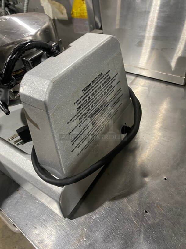 AMAZING! Waring Single Belgian Waffle Maker!  MODEL WW180X 120V - Image 4 of 8
