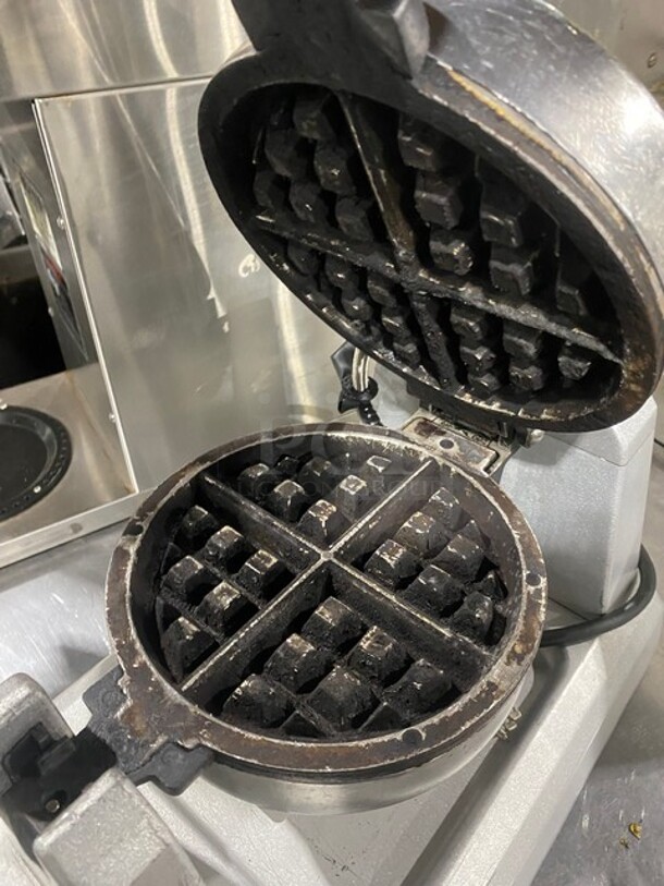 AMAZING! Waring Single Belgian Waffle Maker!  MODEL WW180X 120V - Image 5 of 8