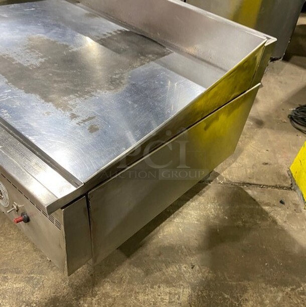 Lang Countertop Thermostatic Control Natural Gas Powered Mirror Shine Top Flat Top Griddle! With Back And Side Splashes! All Stainless Steel! On Small Legs! - Image 4 of 8
