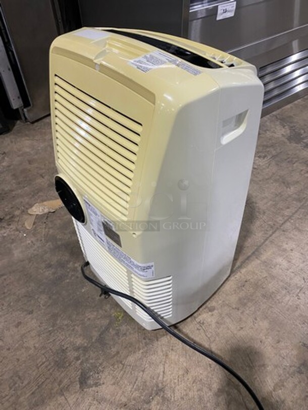 NEW! OUT OF THE BOX! SCRATCH-N-DENT! DeLonghi Portable Air Conditioner Unit! Model: PACAN140HPEW 115V - Image 3 of 8