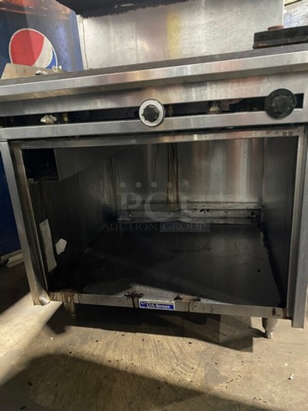 US Range Commercial Natural Gas Powered Flat Top Griddle! With Side Splashes! With Raised Back Splash And Cheese Melter! With Storage Space Underneath! All Stainless Steel! On Legs! Model: BSRX SN: 0409100106383 - Image 5 of 12