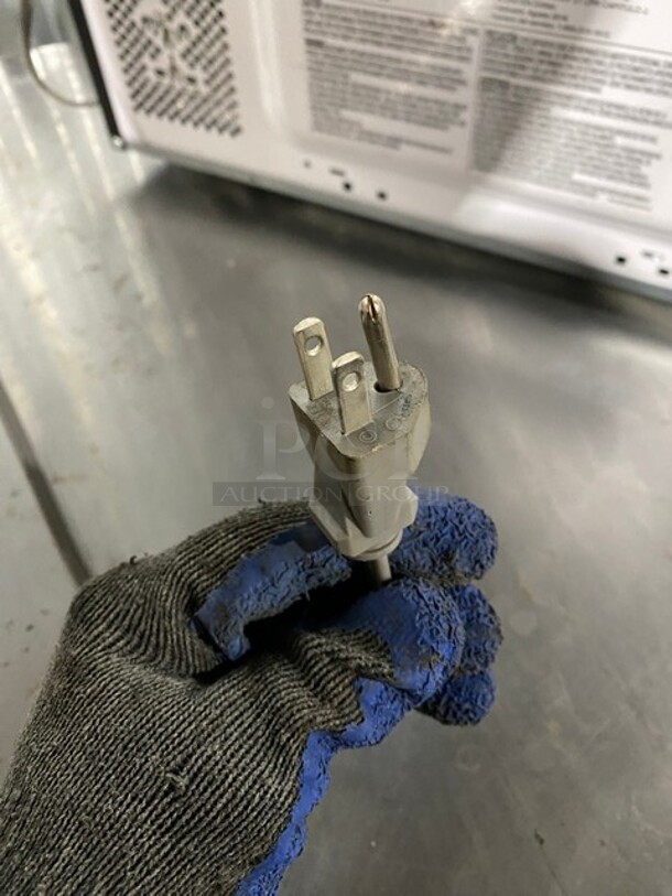 Hamilton Beach! Digital Microwave! 700 WATTS  - Image 5 of 9