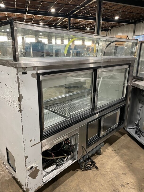 AWESOME! Leader 7/11 Style Commercial Refrigerated Glass Front Meat Deli Display Case! With Additional Top Display! With Rear Access Sliding Doors! With Poly Coated Racks!  115V 1 Phase! Model: SDL72 S/C SN: PW03M1401A! - Image 4 of 11