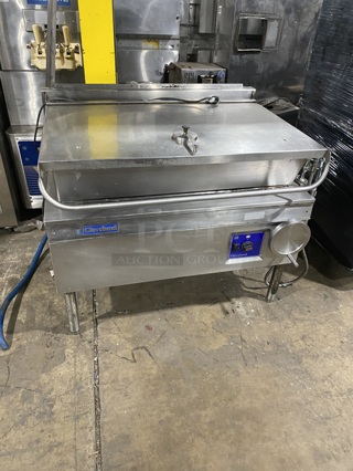 WOW! CLEVELAND 40 Gallon Natural Gas Powered/ Tilt Skillet/ Braising Pan! With Automatic Hydraulic Lift! Model SGL40TR! On Legs! Working When Removed! 