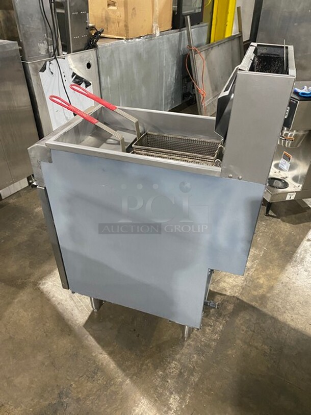 Sierra Commercial Natural Gas Powered   Deep Fat Fryer! With 2 Metal Frying Baskets! All Stainless Steel! Model SRF35 Serial 200101702! On Legs! - Image 4 of 9