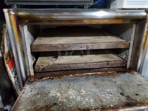 Bakers Pride Countertop Stone Deck Oven Electric Oven
208/240 V
2850 W - Image 2 of 5