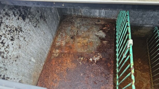 Vintage Coca Cola Cooler
Working Condition
Inside is rusty - Image 4 of 5