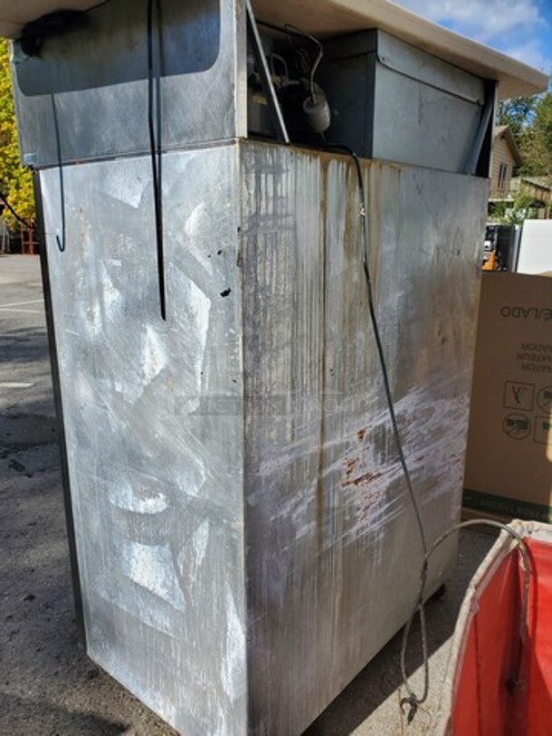 Delfield 6051-S Two Section Reach-In Refrigerator on Casters!
115 V
60 Hz - Image 4 of 7