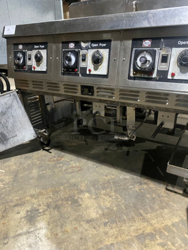 WOW! Henny Penny Commercial Electric Powered 3 Bay Open Fryer! With Fryer Covers! With Backsplash! All Stainless Steel! On Casters! - Image 7 of 10
