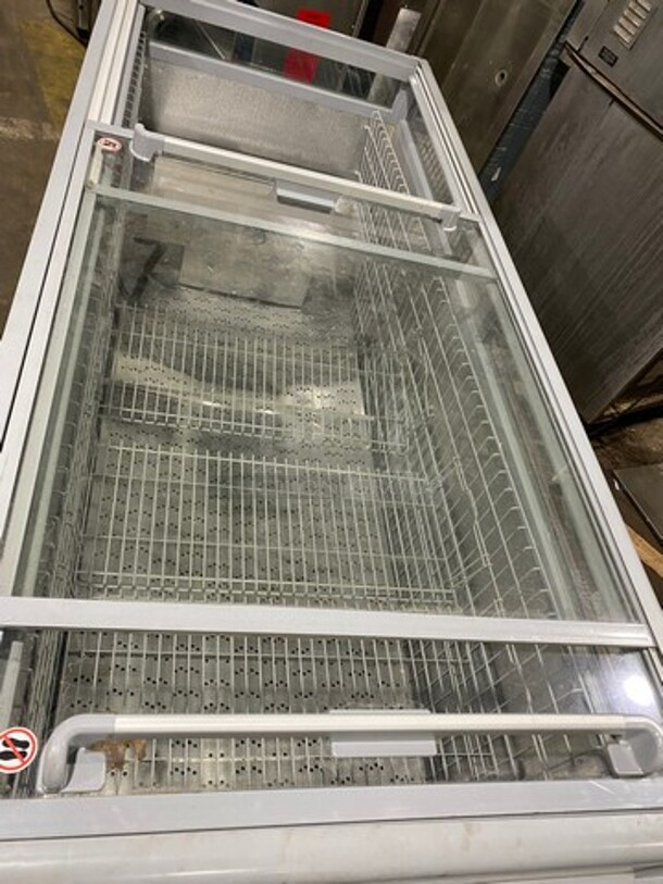 AHT Commercial Reach Down Chest Freezer Display Merchandiser! Model: SYDNEY223 SN: 34885300000664 110/120V 60HZ 1 Phase - Image 5 of 10