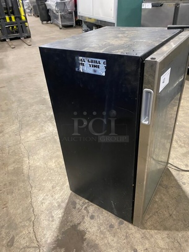 Home Countertop/ Undercounter Mini Fridge! With View Through Door! With Racks! Model: HME030065N 115V - Image 2 of 8