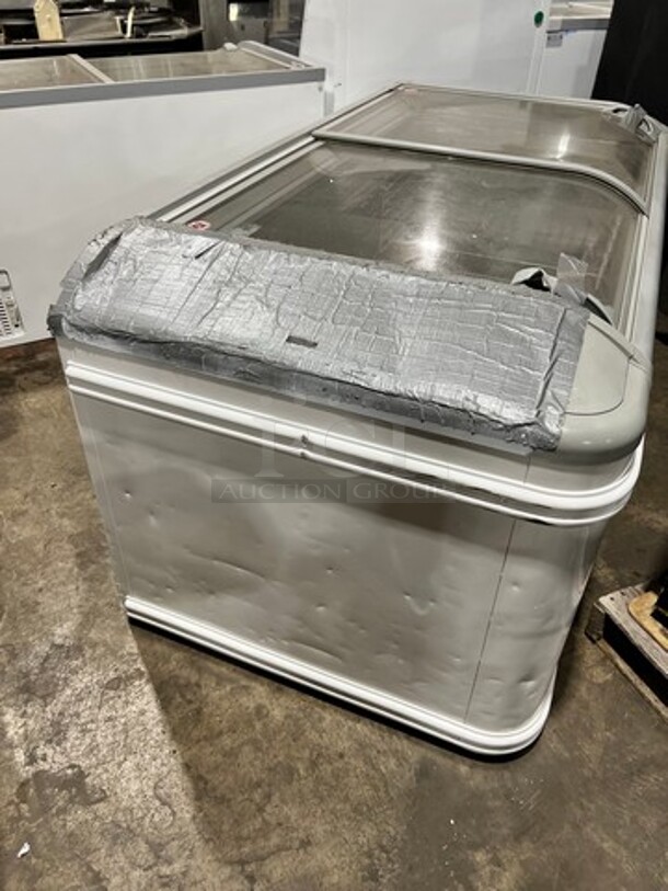 AHT Commercial Reach Down Chest Freezer Display Merchandiser! Model: PARIS185 SN: 28078500000124 110/120V 60HZ 1 Phase - Image 9 of 9