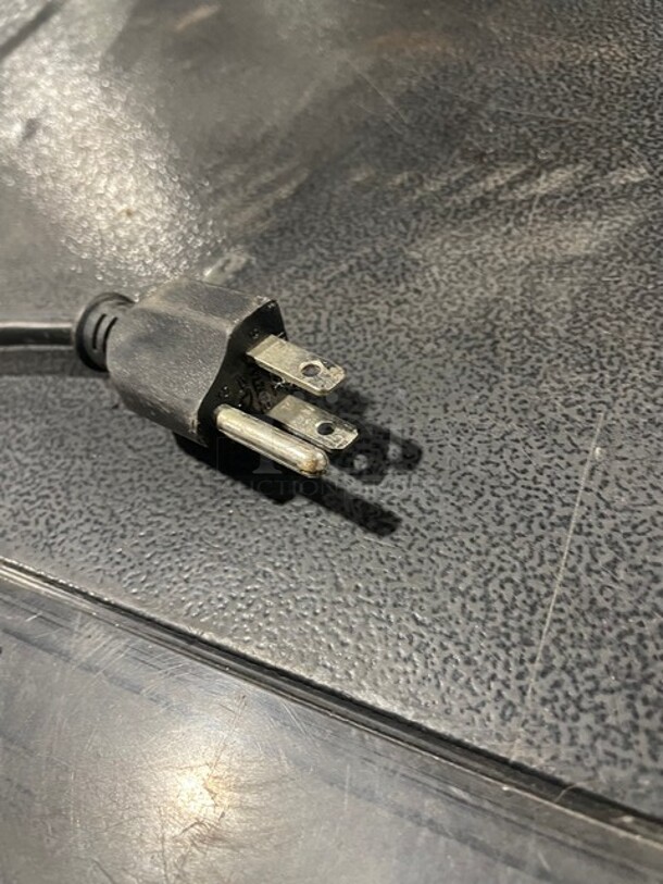 Commercial 2 Sliding Door Bar Back Cooler Merchandiser! With Sliding Doors! With Racks! 115V 1 Phase! - Image 7 of 7