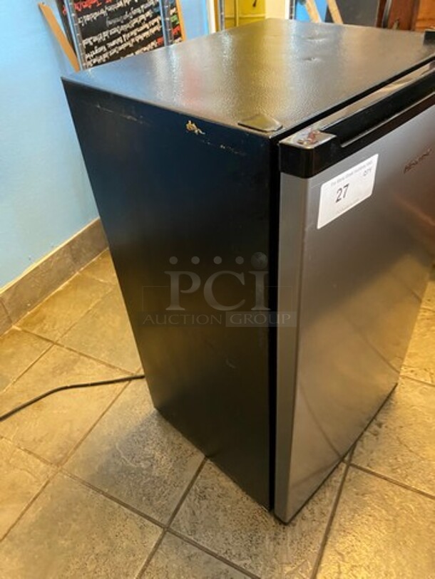 LATE MODEL! 2021 Hisense Gray Mini Fridge! With Poly Shelves! WORKING WHEN REMOVED! - Image 2 of 7